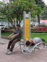 Người dân hào hứng với các dụng cụ thể dục miễn phí